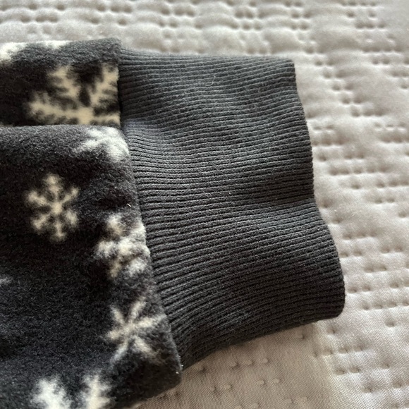 Old Navy Fleece Snowflake Pajama Set - Picture 8 of 11